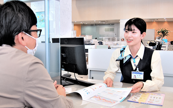 四国銀行本店営業部の担当者。顧客目線のコンサルティング営業でニーズ喚起に取り込む（９月９日、四国銀行本店営業部）＜写真撮影時にマスクを外していただきました＞