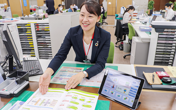 顧客の疑問に分かりやすく答えるマネーアドバイザー(10月18日、八十二銀行本店営業部)＜写真撮影時にマスクを外していただきました＞