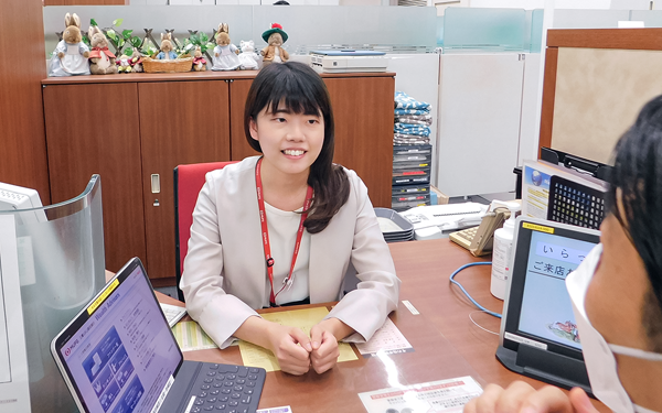 顧客からの相談に対応する窓口テラー(三菱UFJ信託銀行新宿支店)＜写真撮影時にマスクを外していただきました＞