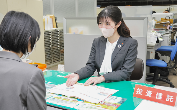 佐賀銀行では投信購入の初心者に積立投信を提案する(佐賀銀行本店営業部渉外営業課の担当者)