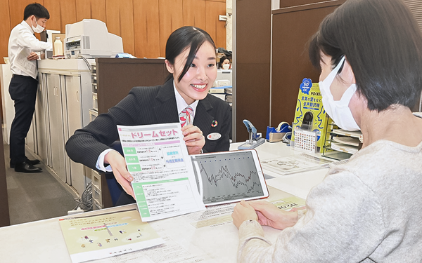 愛媛銀行は積立投信を活用した資産形成の提案に注力する(３月13日、愛媛銀行本店営業部のマネーアドバイザー)/