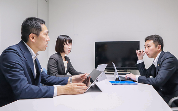 新NISAに備えて企画会議を重ねる(左から)営業企画グループ調査役、主任、個人推進グループ・SDチーム長(５月19日、滋賀銀行本店)