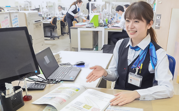 投信の商品内容について説明する熊本銀行田崎支店の課長(４月12日)