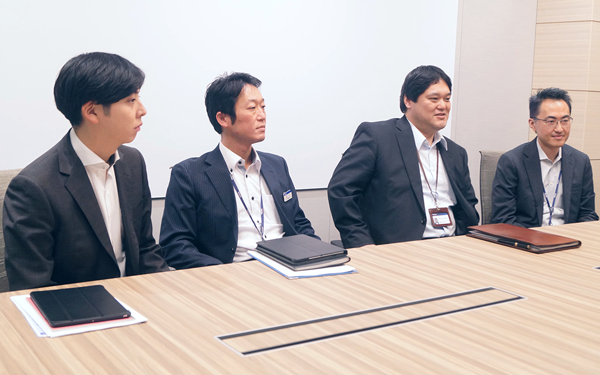 みずほ銀行個人営業部の吉田圭良次長は「投資を通じて日本全体に資金の好循環をつくることが重要だ」と語る(右から２人目、10月25日)