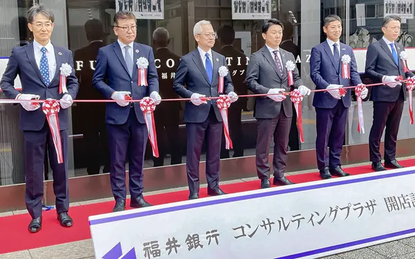 コンサルティングプラザのオープンを記念してテープカットをする福井銀行の長谷川英一頭取(左から３人目)(2023年５月15日)