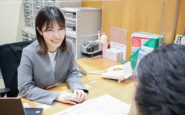 顧客の話を聞くことを重視する、みなと銀行本店営業部の資産運用アドバイザー（４月12日、みなと銀行本店営業部）