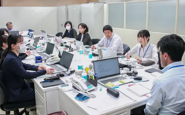 営業店支援について話し合うリテールセンター前橋のアセットサポーターら（東和銀行リテールセンター前橋、５月７日）