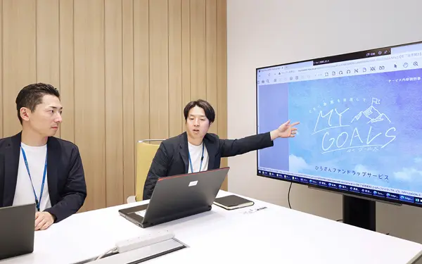 「MY GOALS」の推進に向けた会議を行う営業企画部の担当者（６月10日、ひろぎんホールディングス本社ビル）