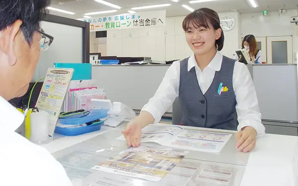 キャンペーン商品を紹介する足利小山信用金庫小山営業部の担当者（７月３日、足利小山信用金庫小山営業部）