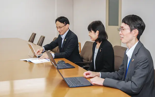 本部では営業店に配置する「地域駐在」との日常的なコミュニケーションを欠かさずソリューション提供に努める（７月26日、七十七銀行本店）