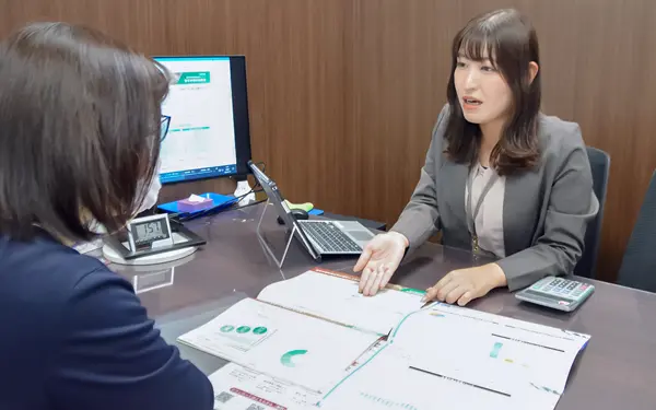 来店客のニーズに合わせたファンドを提案する、大分銀行大分コンサルティングプラザの担当者（右）