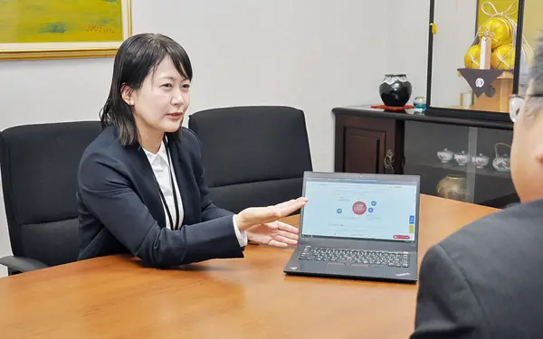 資産運用相談に応じる青森銀行営業推進部ウェルスマネジメントチーム青森のプランナー（８月29日、青森銀行新町支店）