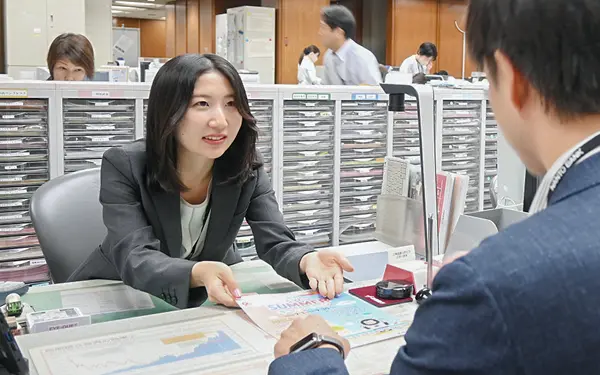 顧客に商品を説明する南都銀行本店営業部の担当者（８月27日、南都銀行本店）
