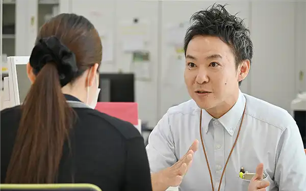 接客する柳井慎一・ＪＡ山口県川中支所推進課長