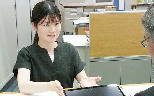 本店営業部の相談窓口で対応するマネーアテンダントの豊田美月さん（10月2日、長野信金本店）
