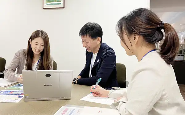 打ち合わせをする（左から）藤岡優美・くらしのサポート部代理、満川秀治・同部長、森下容子・ゆたかなコミュニケーション室長（10月21日、京都信金本店）