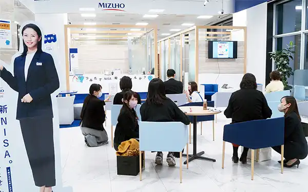 NISAカフェのセミナー後はみずほ銀の営業担当者が相談に乗る