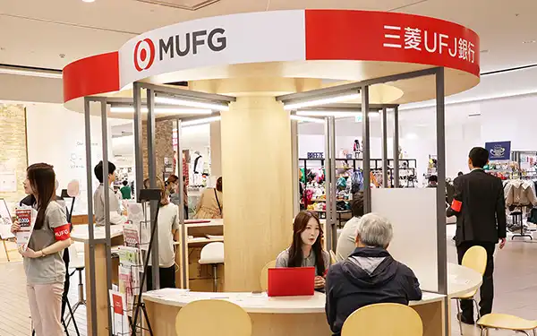 三菱UFJ銀が流山おおたかの森ショッピングセンター内に開設した試行店（名称は「ゆったりトークカフェ」）