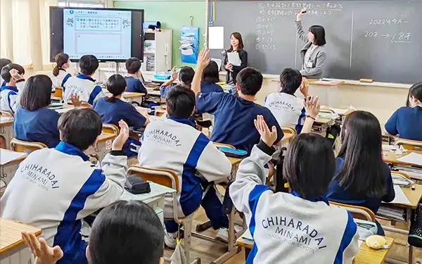 資産形成もテーマに開かれた京葉銀の金融教育講座（10月16日、千葉県市原市のちはら台南中学校）