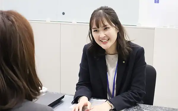 紀陽銀本店営業部で顧客の資産形成を支援するマネーアドバイザーの東海菜視さん（12月6日）