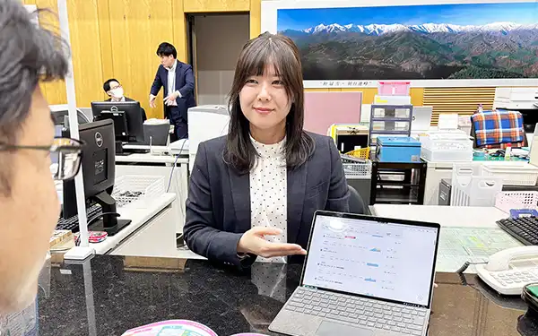 提案活動をけん引する個人サポート部窓販営業課兼務本店営業部主任の真山朱里さん（24年12月24日、きらやか銀本店営業部）