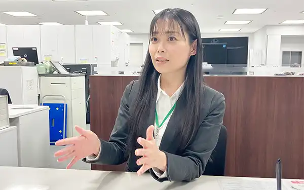 顧客に中⻑期分散投資を提案する関⻄みらい銀堺筋営業部の八重百恵さん（1月14日）