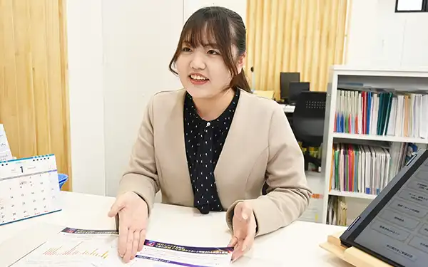 「店頭社員研修」の受講生として投信販売を学ぶ福島⻄⽀店兼⼋島⽥⽀店の冨⽥花楓さん（1月28日、福島銀福島⻄⽀店）