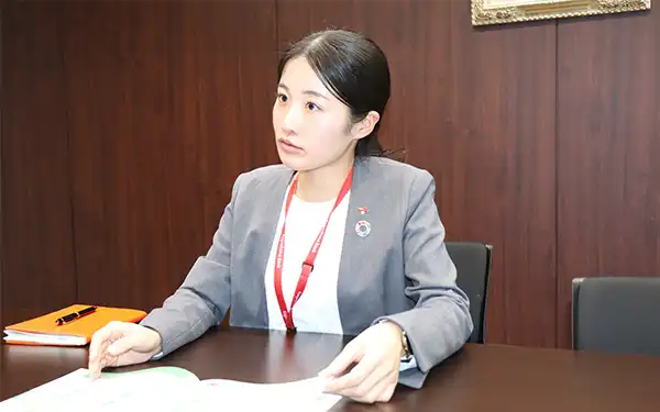 商品を案内する鹿児島銀行金融資産コンサルティング部の仮屋園今日花さん（2月28日、本店ビル）