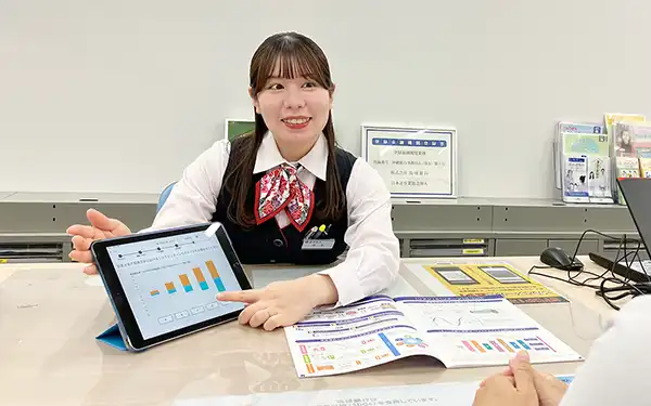 投信の案内をする琉球銀行本店営業部の崎原瑚英さん（2月7日、琉球銀行本店営業部）