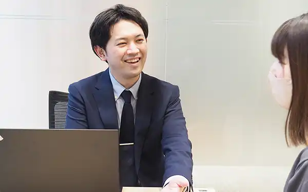 商品案内をする東京スター銀の担当者（同行提供、3月6日、本店）