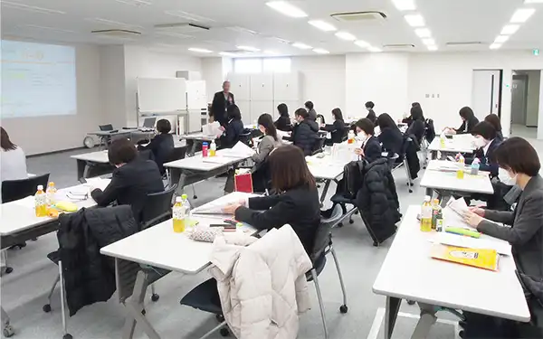 朝日信金は窓口営業強化で女性役席者を対象に初の研修を実施（2月6日、東京都台東区の本店）