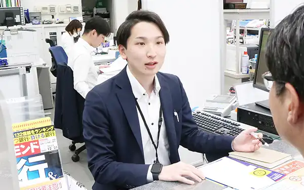 投信の概要を説明する⻄武信⾦本店コーディネート担当者（3月21日、東京都中野区の本店）