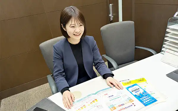愛媛銀は新NISAや積立投信、ファンドラップなど、顧客のニーズに応じた商品を提案している（ソリューション営業部個人コンサルティング室の行員）※愛媛銀提供