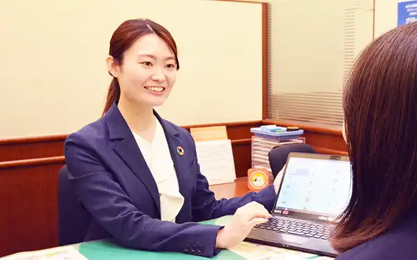 投信を提案する⻄⽇本シティ銀博多⽀店の個人営業担当主任（5月14⽇、博多⽀店）