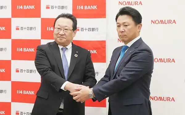 百十四銀は野村証券とのアライアンスで25年度中の最終合意、26年度中の始動を目指している（左は森匡史頭取、3月17日、百十四銀本店）