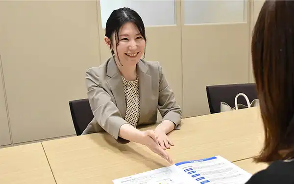 商品の説明をする川崎信金資産運用アドバイザー（6月18日、同信金本店営業部）