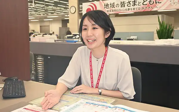 投信商品を提案する秋田銀本店営業部個人営業課のチーフ（7月14日、本店営業部）