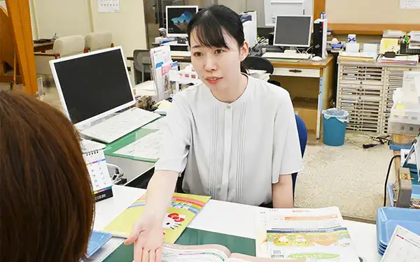 資産運⽤相談に応じる⻘い森信⾦根城⽀店の職員（8月8⽇、根城⽀店）