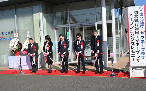 東北銀行SBIマネープラザのオープンを記念しテープカットをした（11月4日）
