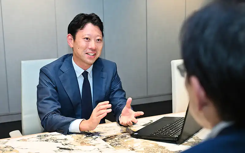 【写真】運用の相談を受けるMiRaIの高野翔太部長(10月16日、大手町ファーストスクエア)