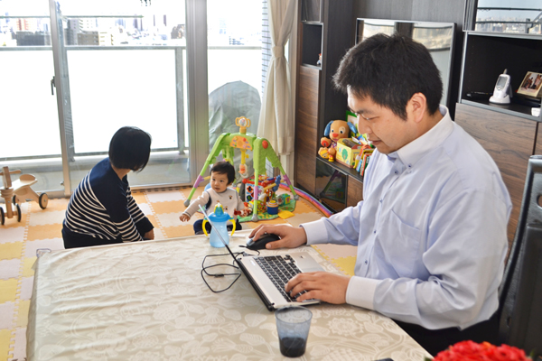 「2017年度は利用頻度を増やしたい」と在宅勤務を有効に活用する本橋課長。(4月6日、東京都葛飾区の自宅)