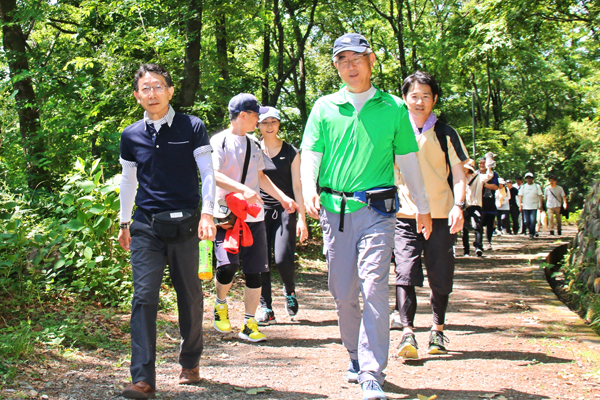 先頭を歩く進藤頭取(左)と関専務(右)。甲府市内は真夏日だったが、２人とも余裕の表情でゴールした。