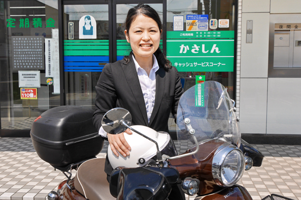 2016年度年間優秀職員表彰を受けた笠岡信用組合金浦支店の担当者。女性職員専用の50CCバイクで法・個人客を訪問している。