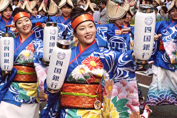 華やかな衣装と迫力のある踊りに沿道からは大きな拍手が送られた。(８月27日、東京・表参道)