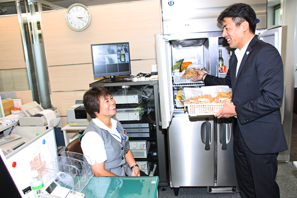 「冷蔵庫をいっぱいにして、鹿児島の逸品をPRしたい」と張り切る西謙太郎支店長。(右)