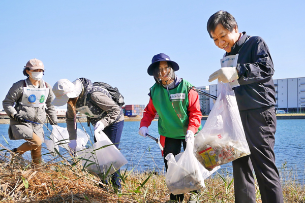 「ゴミを拾ってきれいになると気持ちいいね」と笑顔の柄澤社長。(右、11月12日)