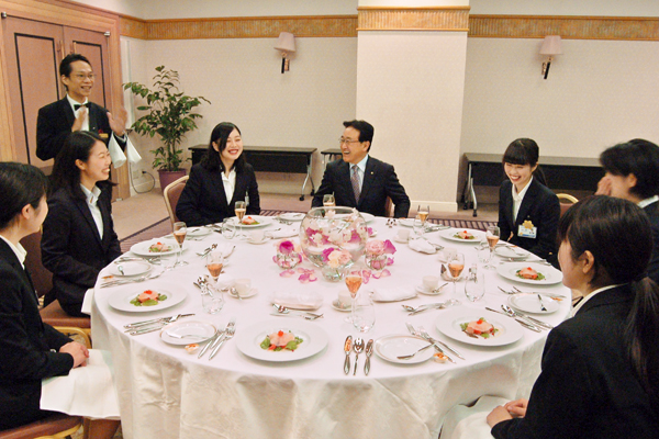 人事部から先輩行員３人も参加し会話が弾んだ。ノンアルコールで乾杯。(１月23日、高知市内のホテル)