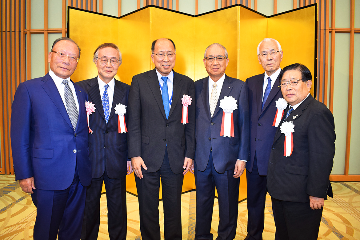 (左から)石川泰旦・全信中協副会長(大同信組理事長)、内藤純一・全信組連理事長、遠藤俊英・金融庁長官、渡邉武・全信中協会長、山本明弘・全信組連会長(広島市信組理事長)、細田幸次・全信組連理事(都留信組理事長)(10月19日、経団連会館)