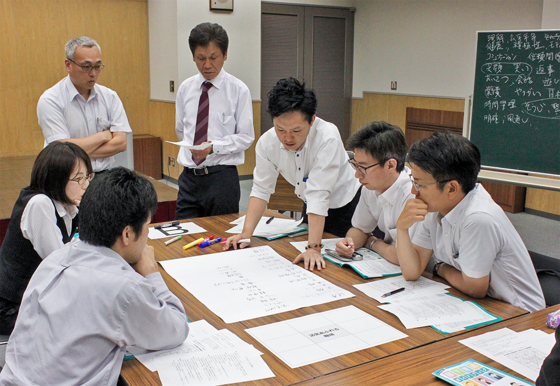 チャートに記入する項目について職員同士で意見を出し合い、目標達成に向けたプロセスを可視化する(小浜信用金庫本店)