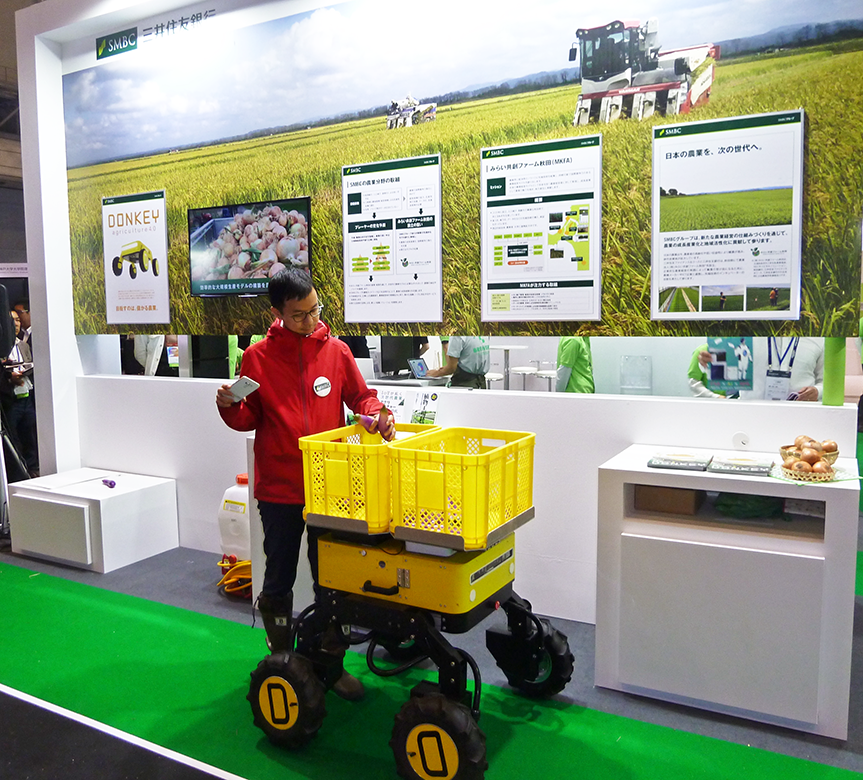 ＩＣＴ展示会シーテックジャパンで農業の取り組みもＰＲしたＳＭＢＣグループのブース。自立型農業ロボットに注目が集まった（10月15日、幕張メッセ）
